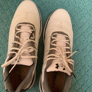 Under Armour Men’s golf Showdown shoes. Needs a little cleaning. Hardly used.